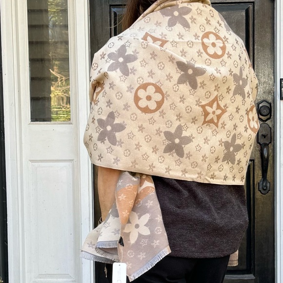 FABULOUS REVERSIBLE SCARF POSH LIVE LISTING - Picture 6 of 6